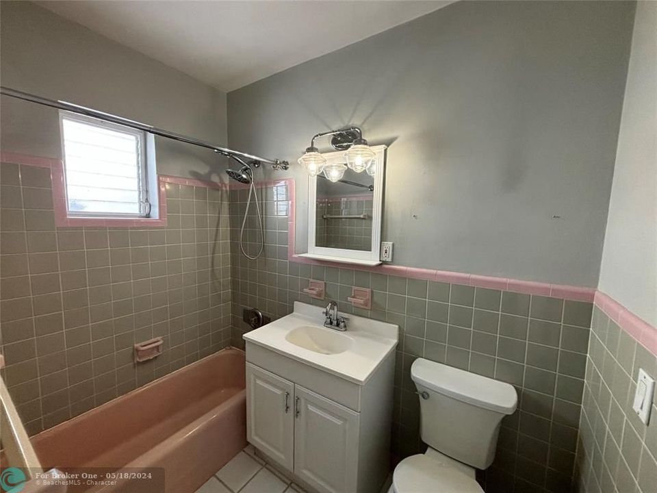 For Sale: $1,900 (1 beds, 1 baths, 750 Square Feet)