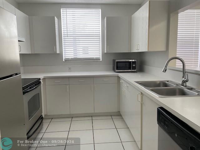 Recently Rented: $2,900 (3 beds, 2 baths, 1712 Square Feet)