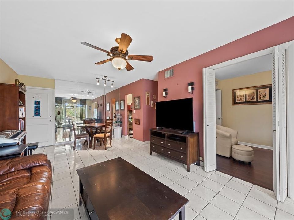 Active With Contract: $235,000 (2 beds, 2 baths, 850 Square Feet)