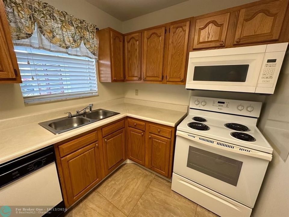 For Sale: $198,000 (2 beds, 2 baths, 888 Square Feet)