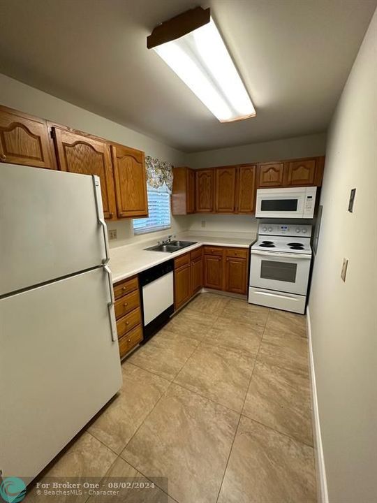 For Sale: $198,000 (2 beds, 2 baths, 888 Square Feet)