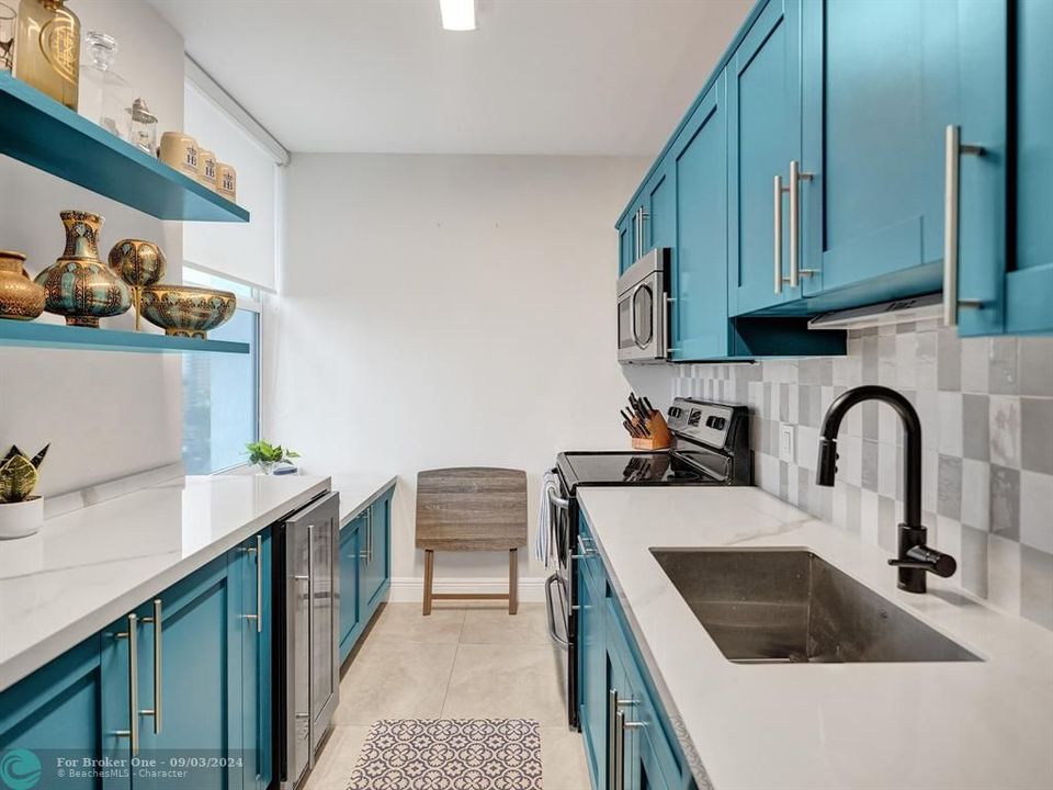 For Sale: $325,000 (1 beds, 1 baths, 955 Square Feet)