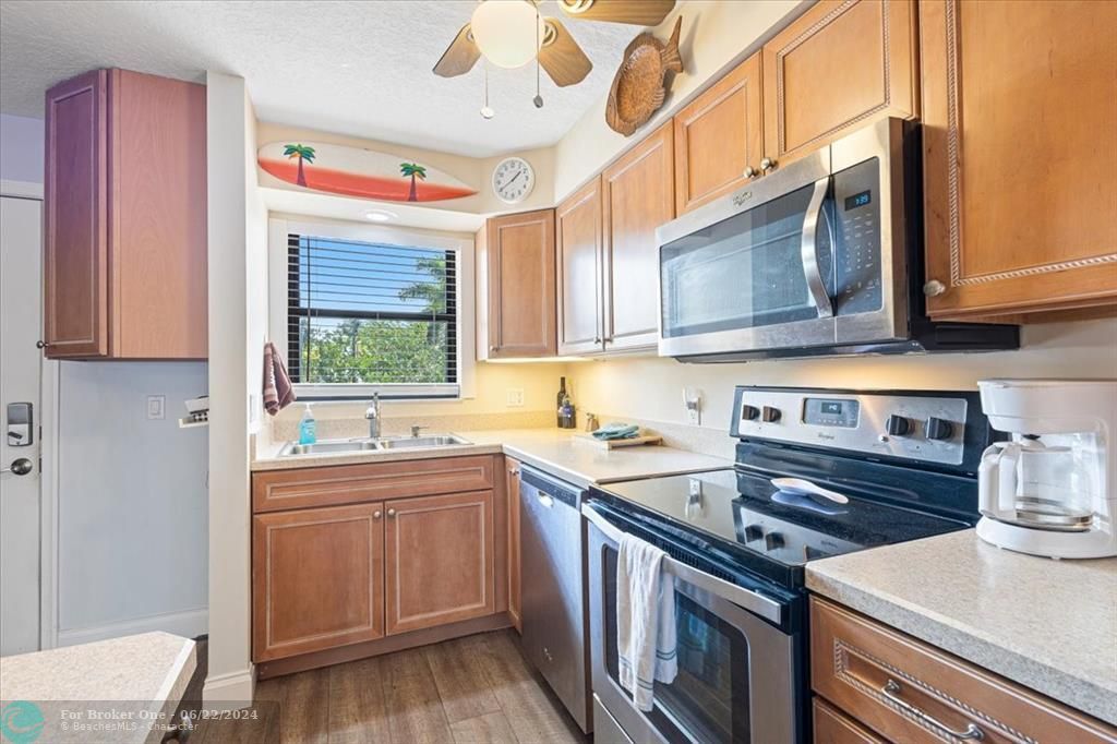 For Sale: $349,000 (2 beds, 2 baths, 1079 Square Feet)