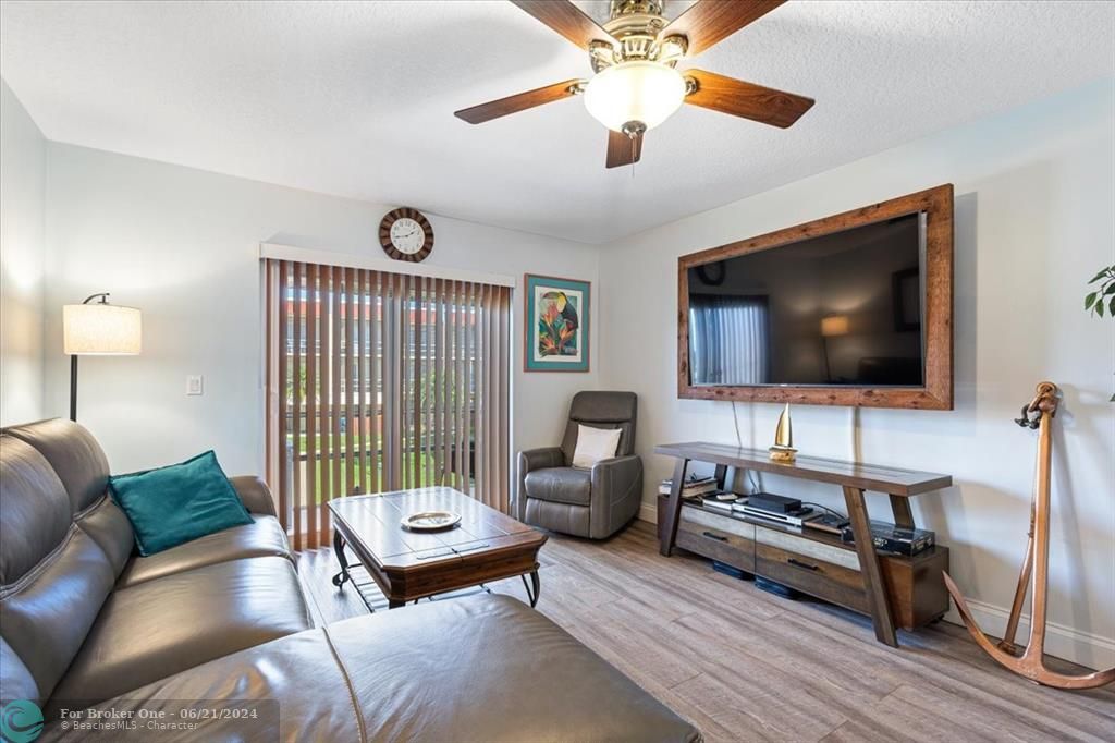 For Sale: $349,000 (2 beds, 2 baths, 1079 Square Feet)