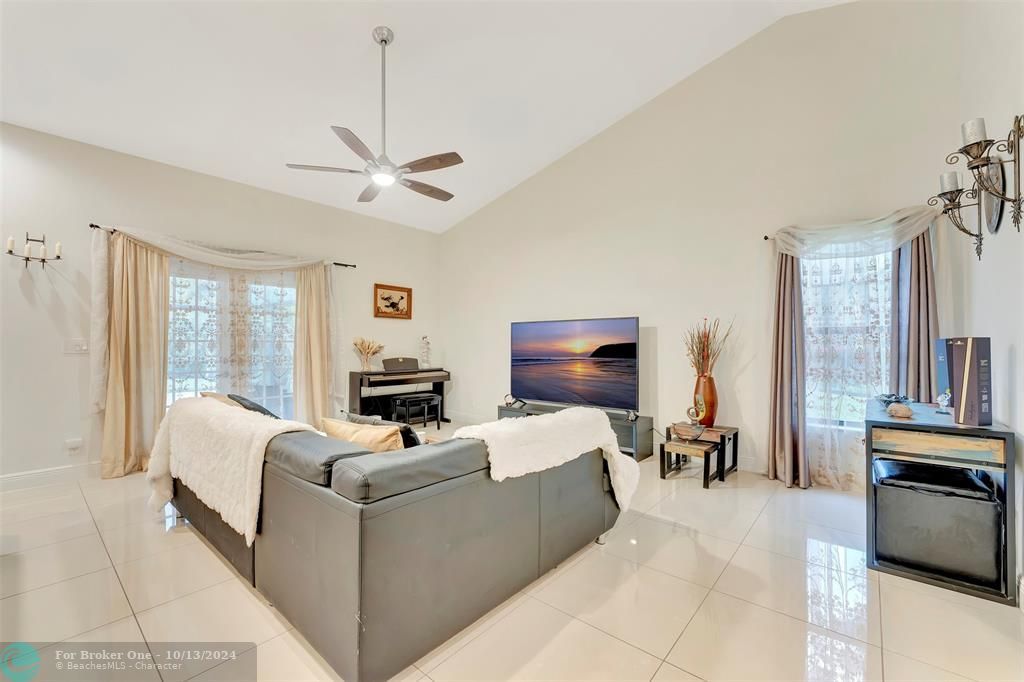 For Sale: $814,900 (4 beds, 2 baths, 2592 Square Feet)