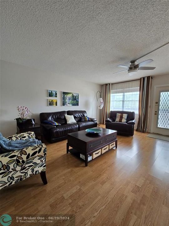 Active With Contract: $189,900 (2 beds, 2 baths, 983 Square Feet)