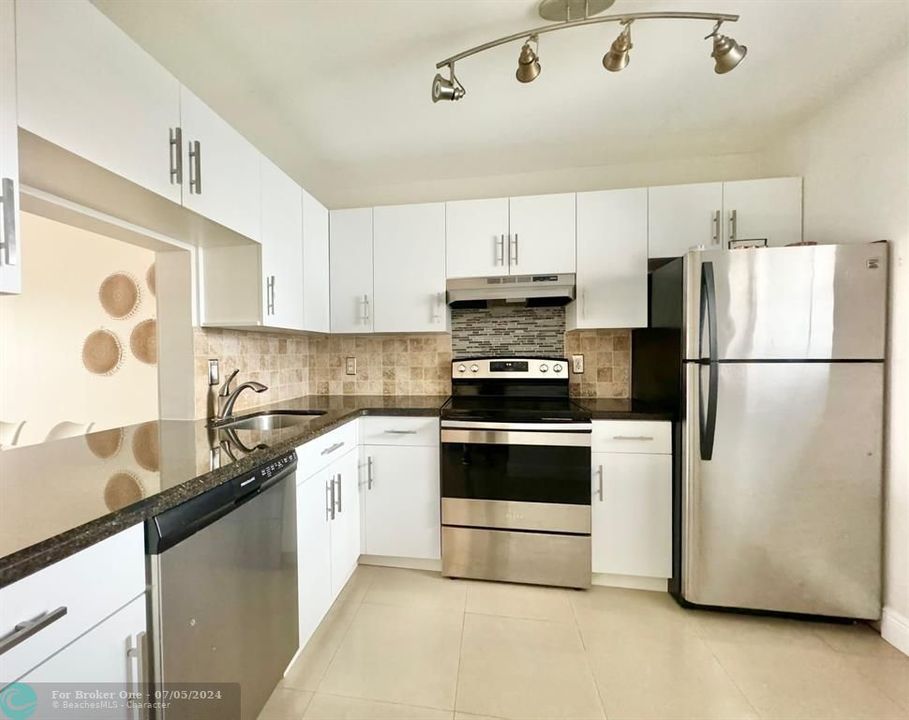 For Sale: $230,000 (2 beds, 2 baths, 1200 Square Feet)