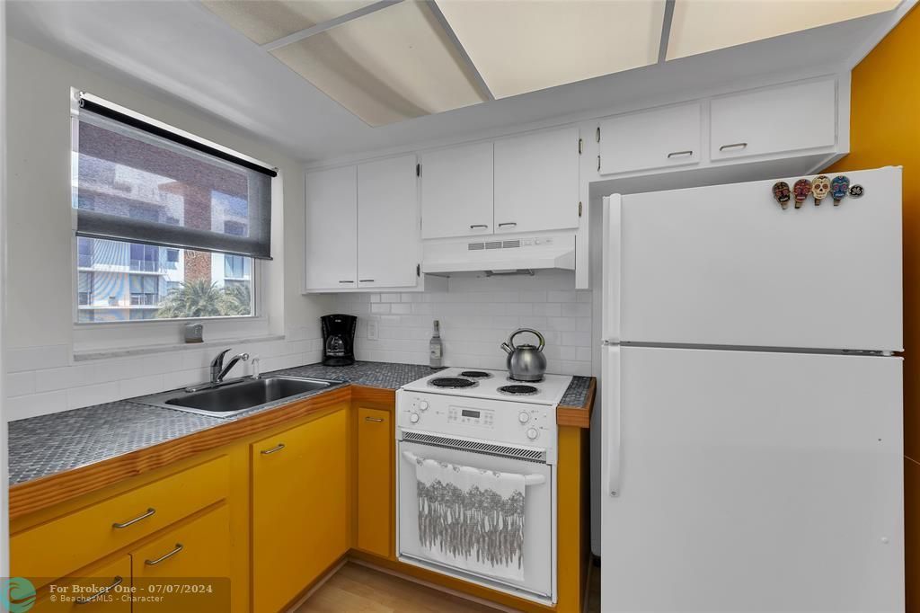 Active With Contract: $419,900 (2 beds, 1 baths, 840 Square Feet)