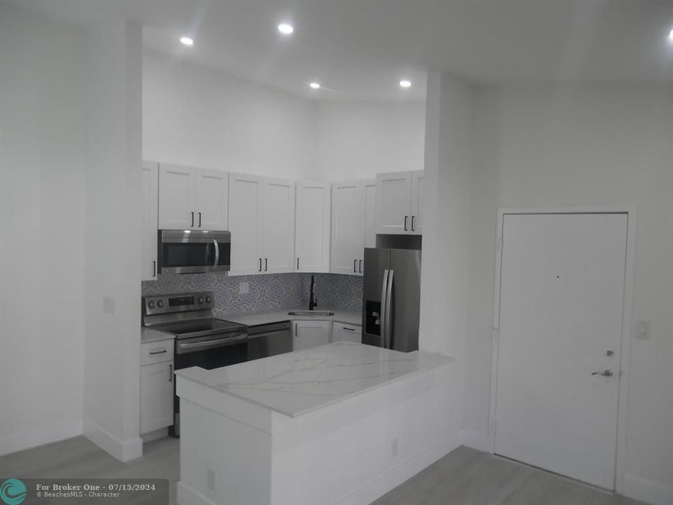 For Sale: $239,000 (2 beds, 2 baths, 940 Square Feet)