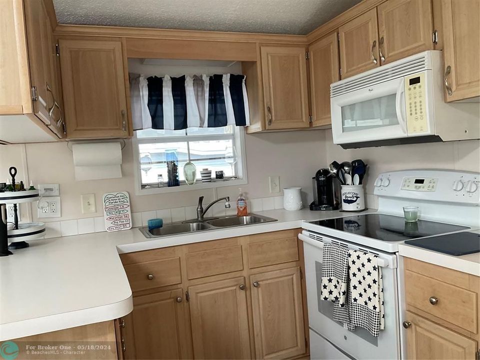 For Sale: $81,500 (1 beds, 1 baths, 408 Square Feet)
