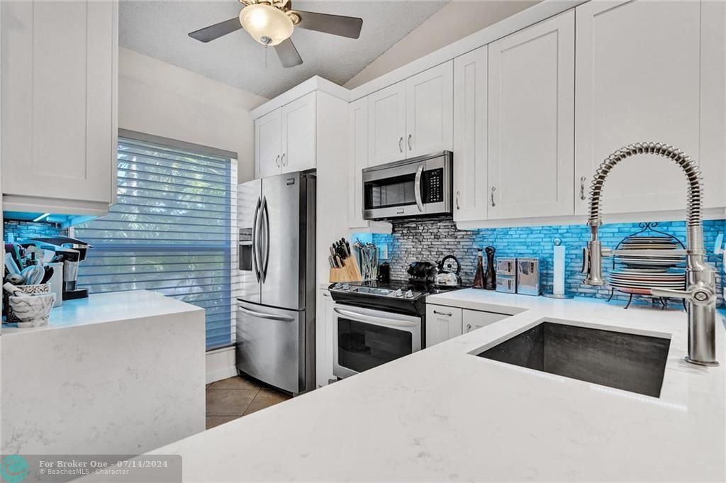 For Sale: $335,000 (2 beds, 2 baths, 1061 Square Feet)