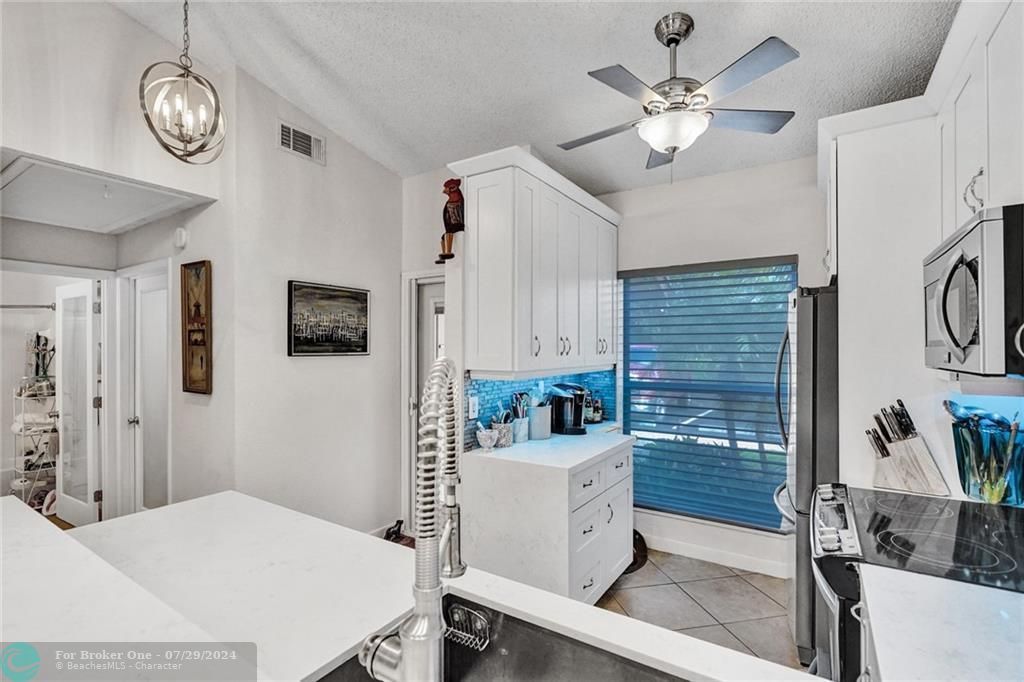 For Sale: $335,000 (2 beds, 2 baths, 1061 Square Feet)