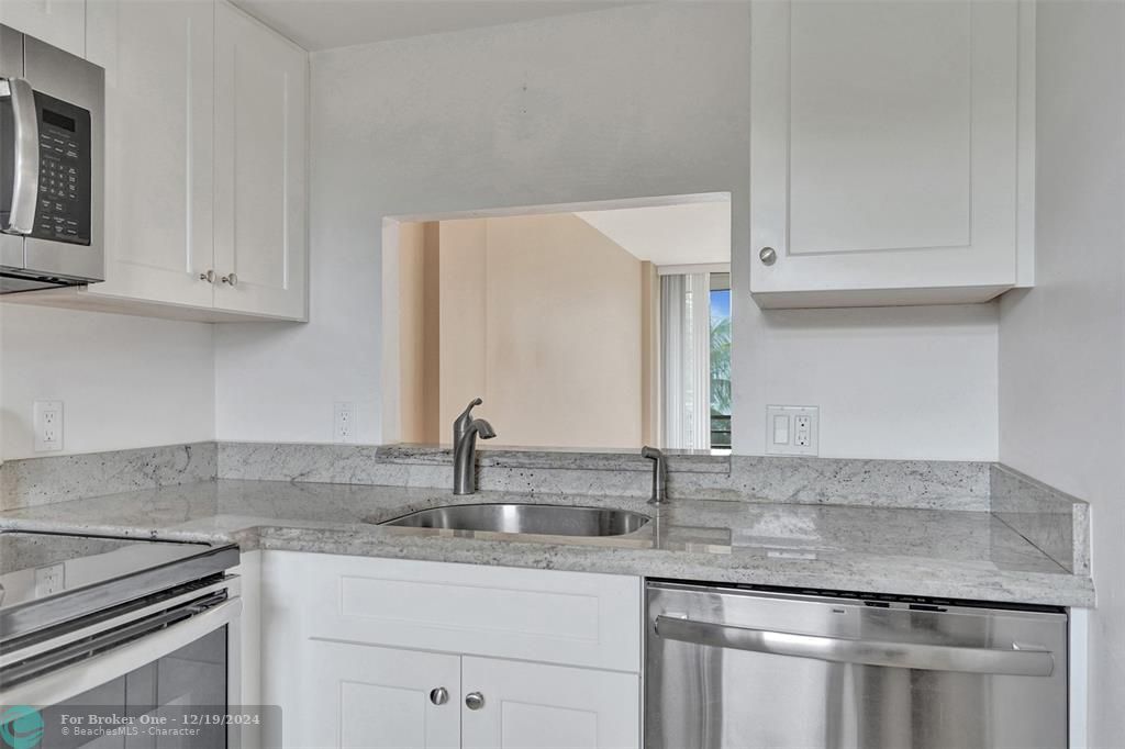 Active With Contract: $172,000 (2 beds, 2 baths, 975 Square Feet)