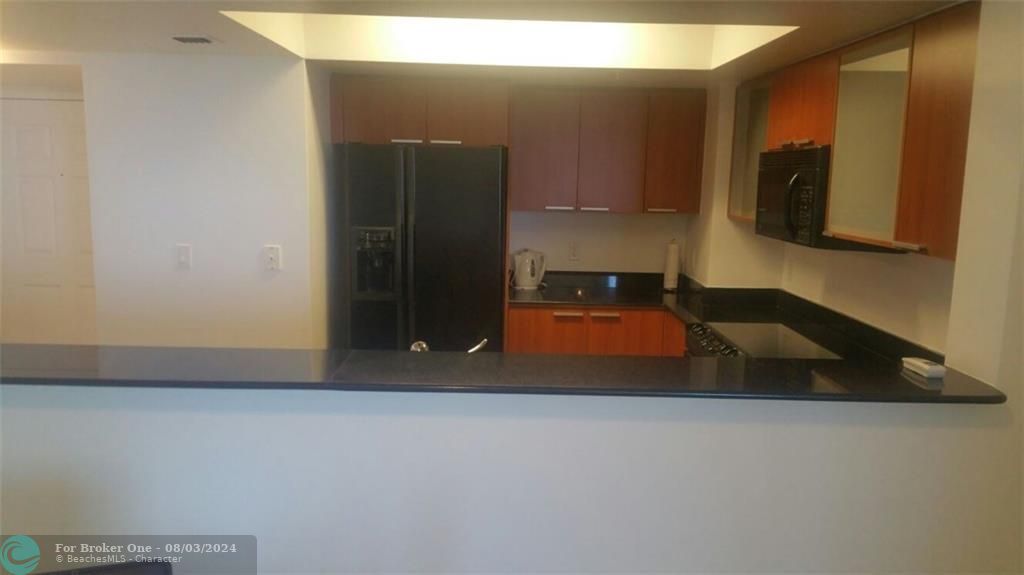 For Rent: $3,900 (1 beds, 1 baths, 1000 Square Feet)