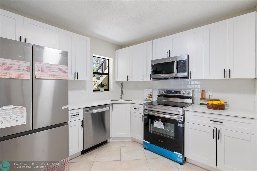 Active With Contract: $318,900 (3 beds, 2 baths, 1120 Square Feet)
