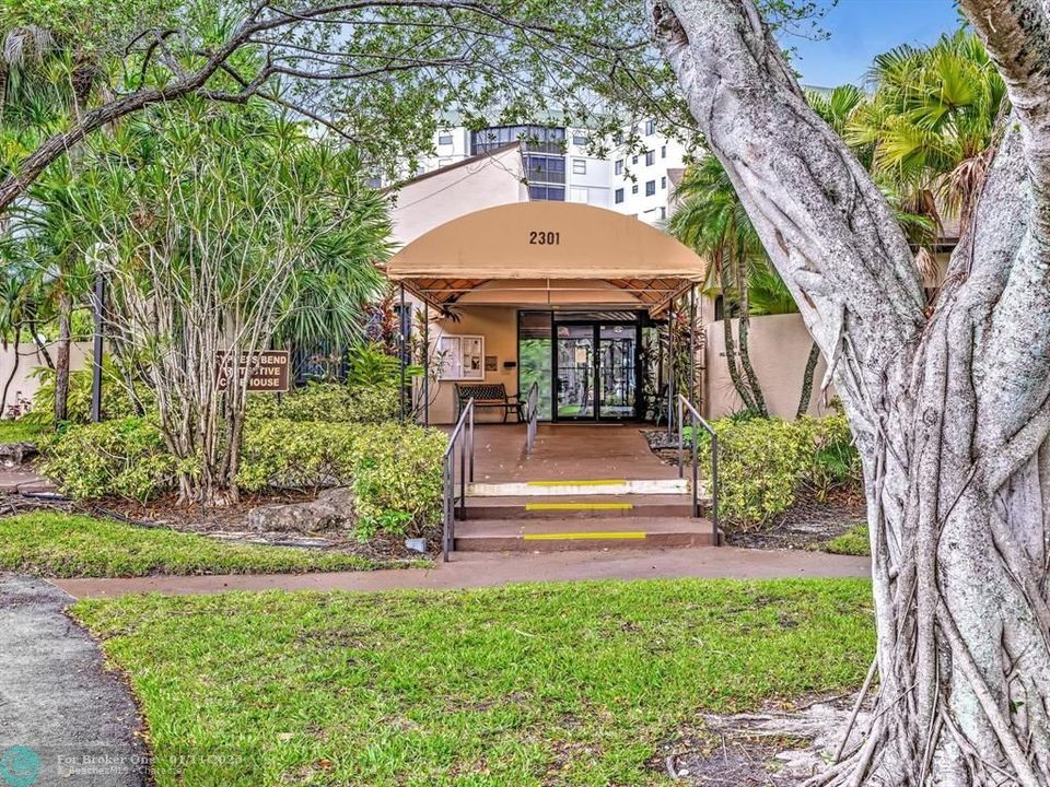 Active With Contract: $239,900 (2 beds, 2 baths, 1000 Square Feet)