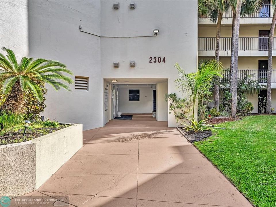 Active With Contract: $239,900 (2 beds, 2 baths, 1000 Square Feet)