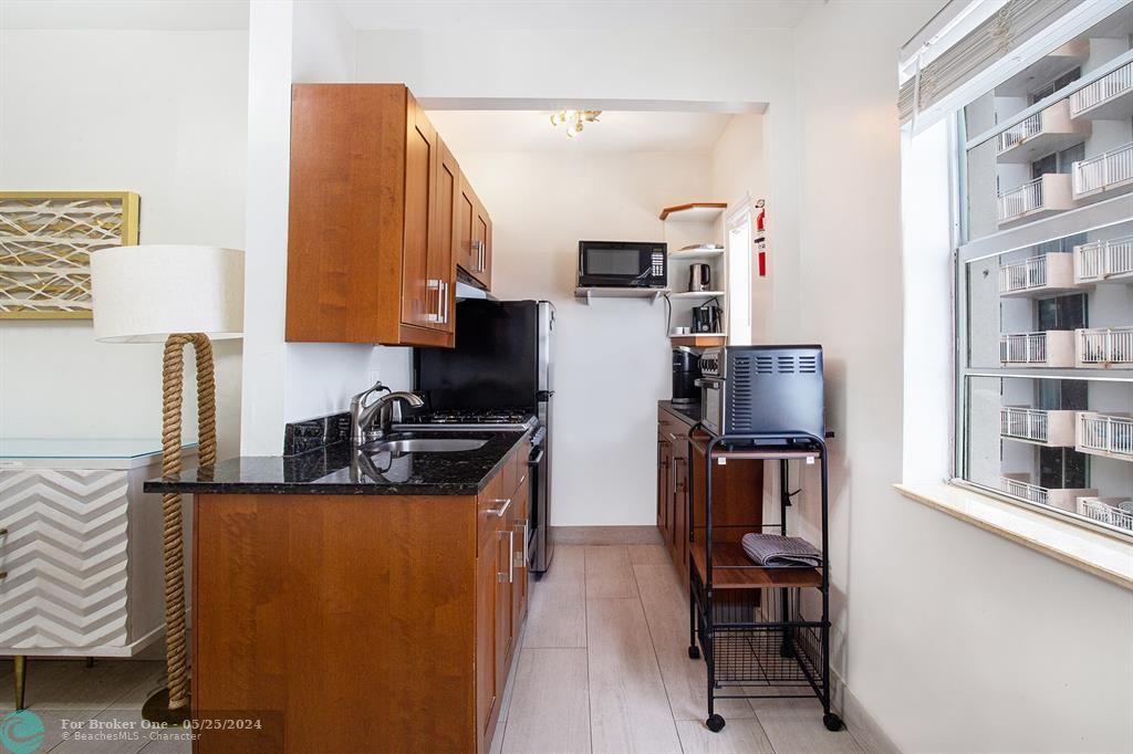 For Sale: $450,000 (1 beds, 1 baths, 410 Square Feet)