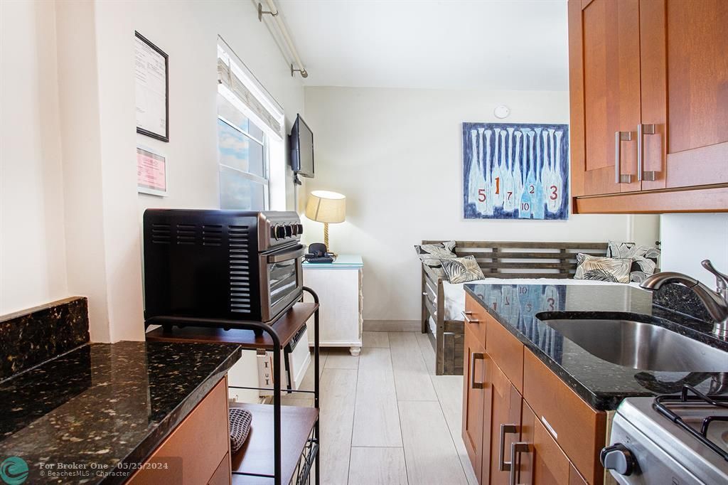 For Sale: $450,000 (1 beds, 1 baths, 410 Square Feet)