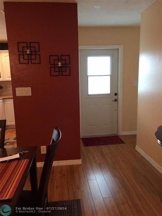 For Sale: $155,000 (1 beds, 1 baths, 710 Square Feet)