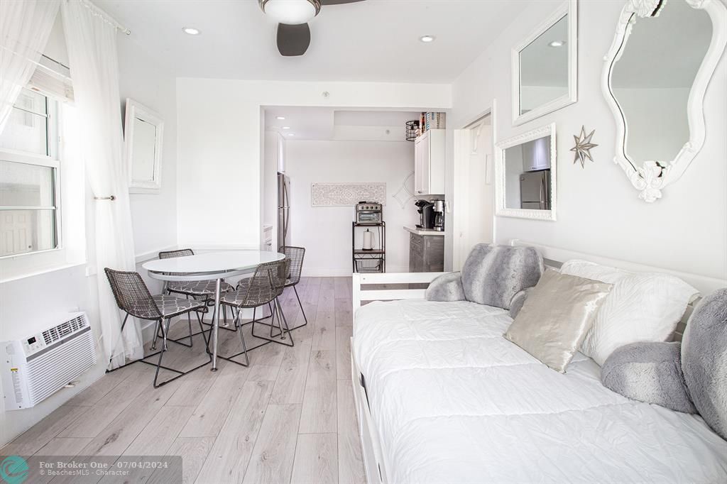 For Sale: $575,000 (1 beds, 1 baths, 410 Square Feet)