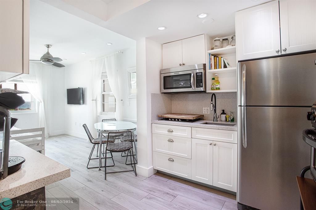 For Sale: $575,000 (1 beds, 1 baths, 410 Square Feet)