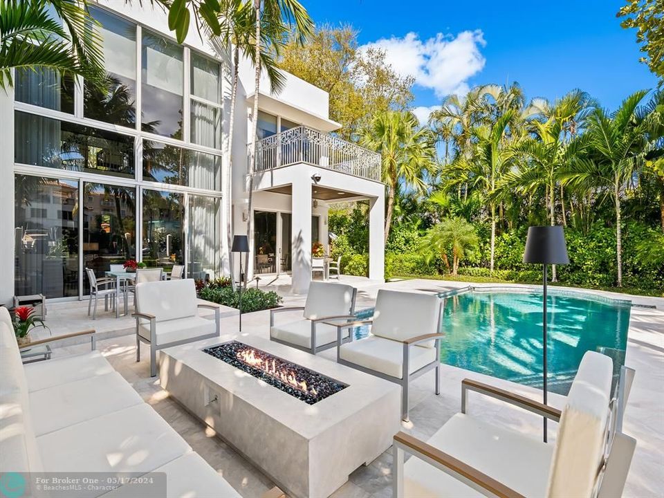 Active With Contract: $6,995,000 (6 beds, 7 baths, 5753 Square Feet)