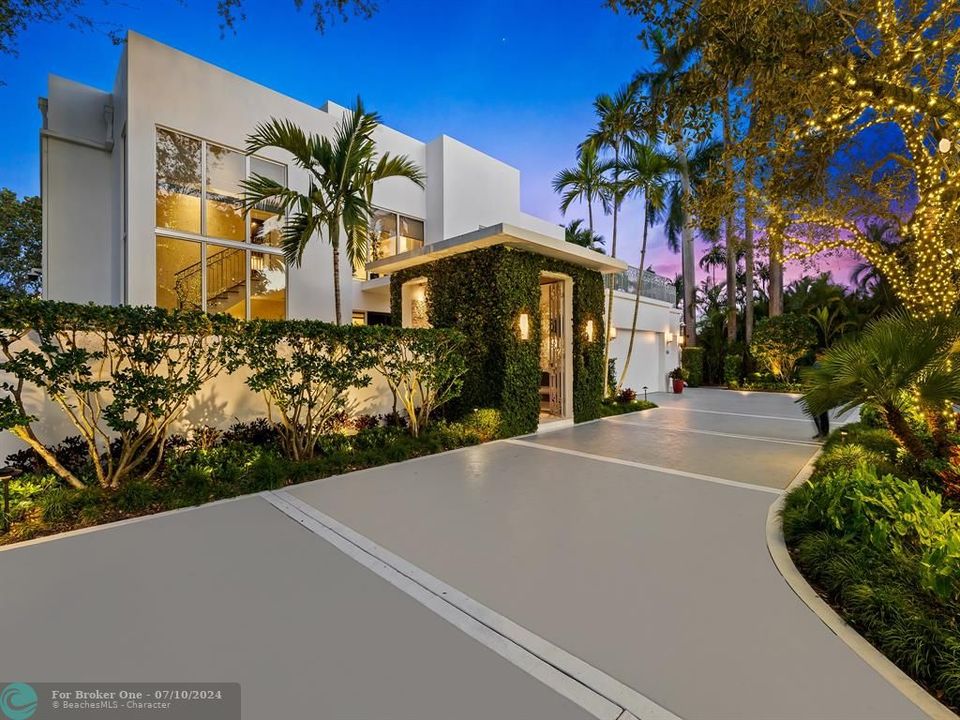 Active With Contract: $6,995,000 (6 beds, 7 baths, 5753 Square Feet)