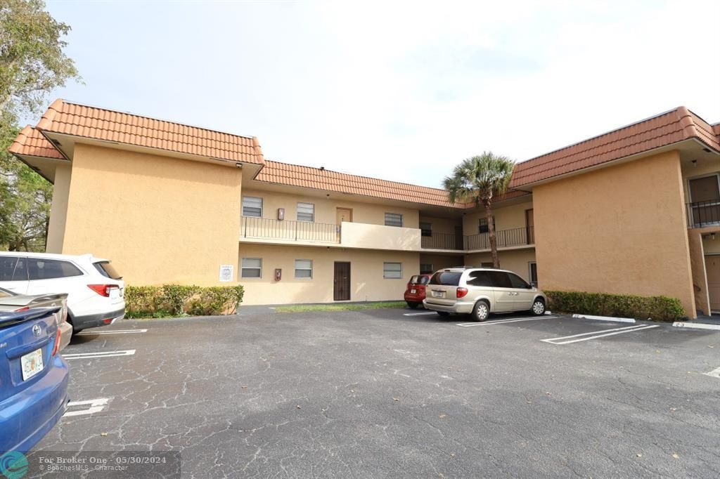 Active With Contract: $183,900 (2 beds, 2 baths, 900 Square Feet)