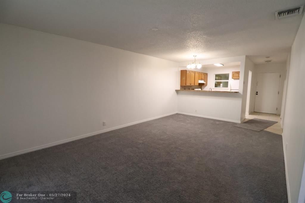 Active With Contract: $183,900 (2 beds, 2 baths, 900 Square Feet)