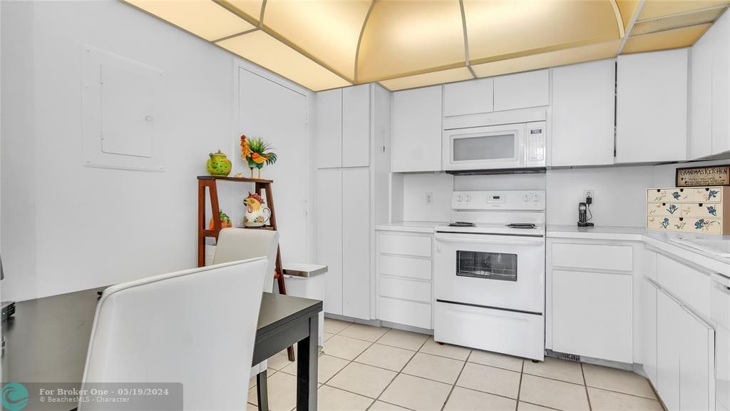 Active With Contract: $318,000 (2 beds, 2 baths, 1275 Square Feet)