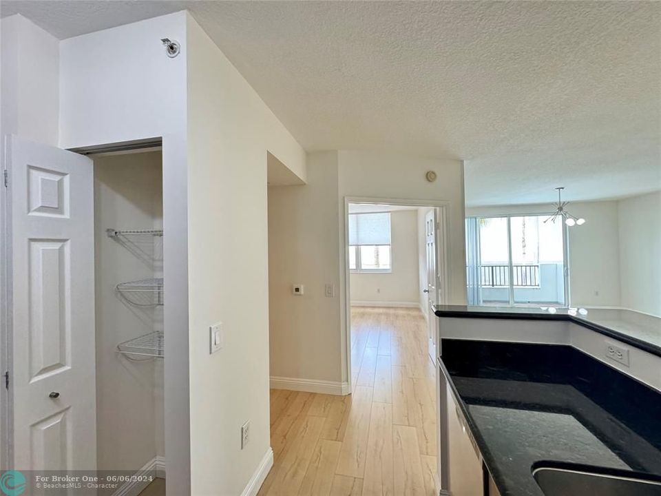 Active With Contract: $2,300 (1 beds, 1 baths, 1135 Square Feet)