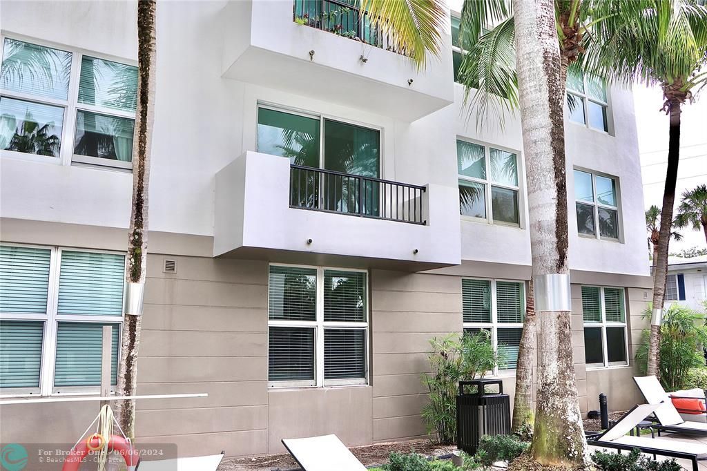 Active With Contract: $2,300 (1 beds, 1 baths, 1135 Square Feet)