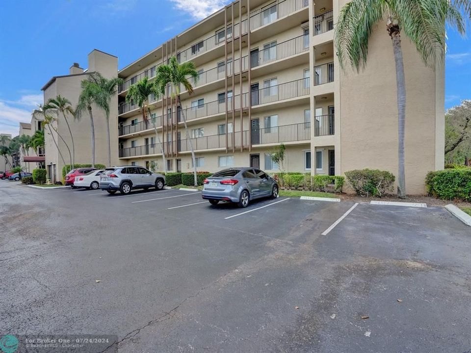 Active With Contract: $214,995 (2 beds, 2 baths, 1040 Square Feet)
