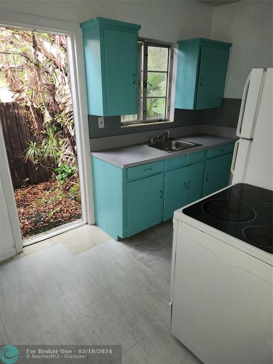 Active With Contract: $1,350 (1 beds, 1 baths, 2490 Square Feet)