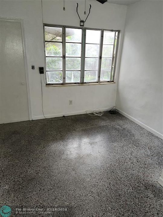 Active With Contract: $1,350 (1 beds, 1 baths, 2490 Square Feet)
