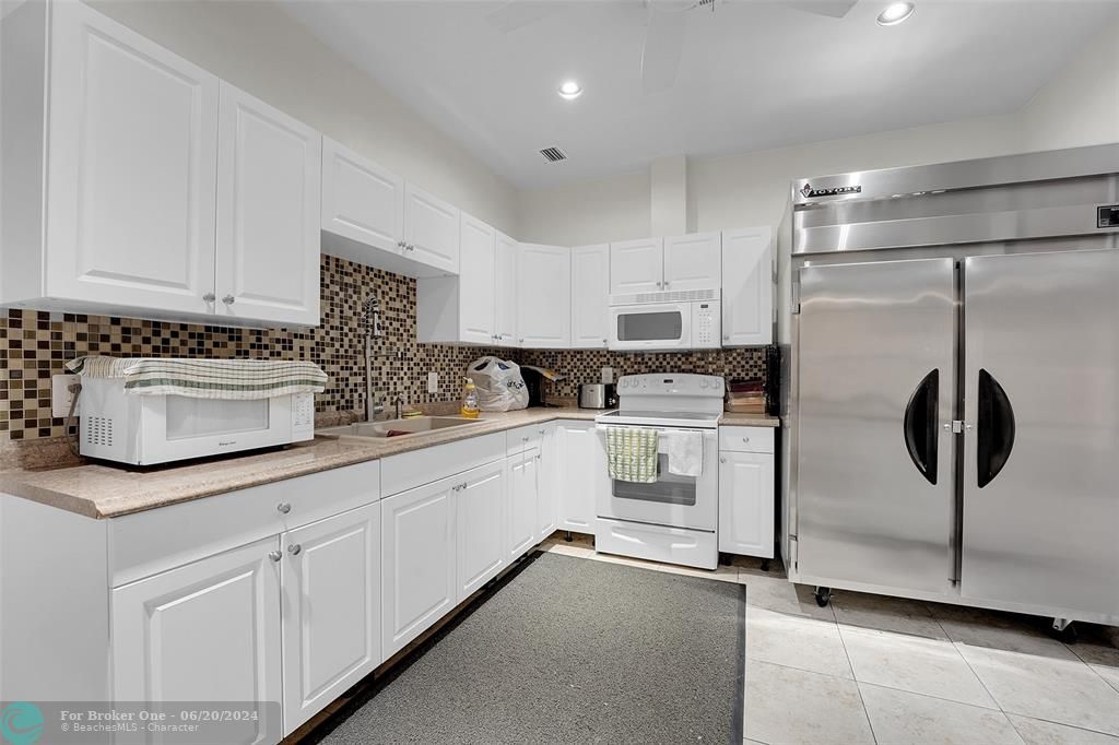 Active With Contract: $147,900 (2 beds, 1 baths, 815 Square Feet)