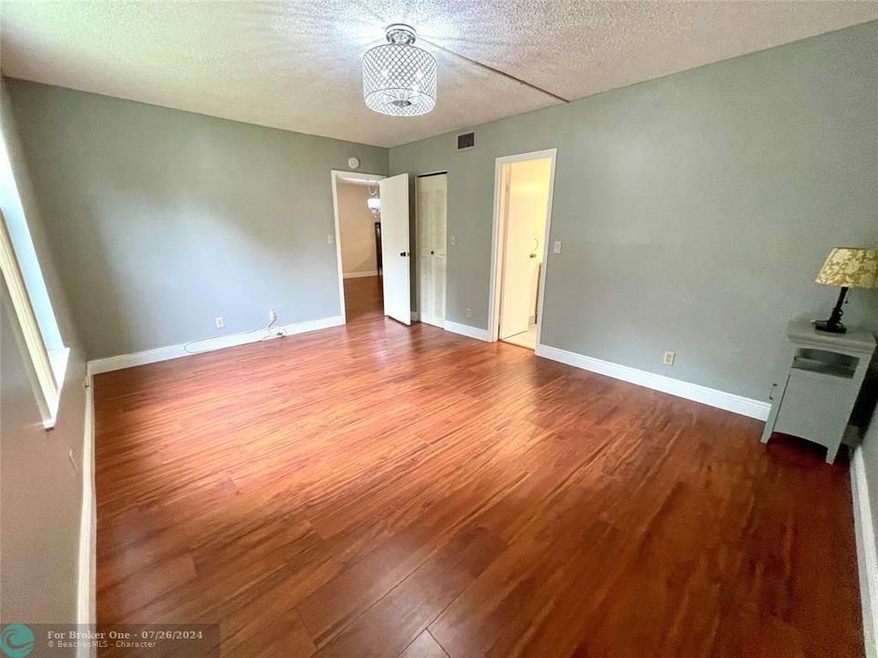 Recently Rented: $1,900 (2 beds, 2 baths, 1180 Square Feet)