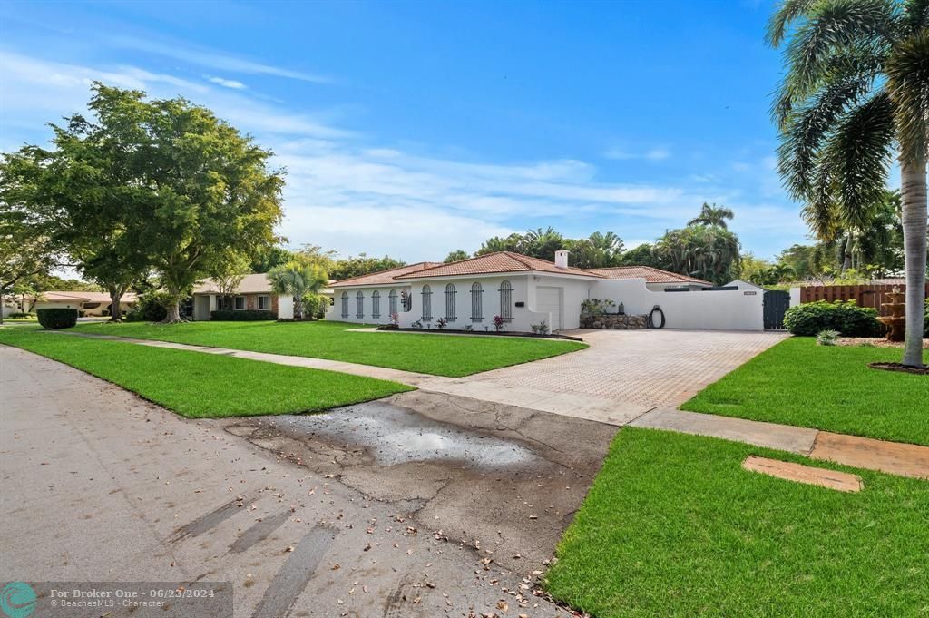 Recently Sold: $825,000 (4 beds, 2 baths, 2730 Square Feet)