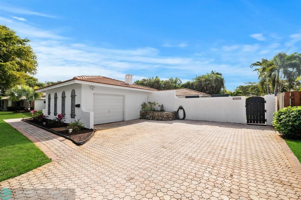 Recently Sold: $825,000 (4 beds, 2 baths, 2730 Square Feet)