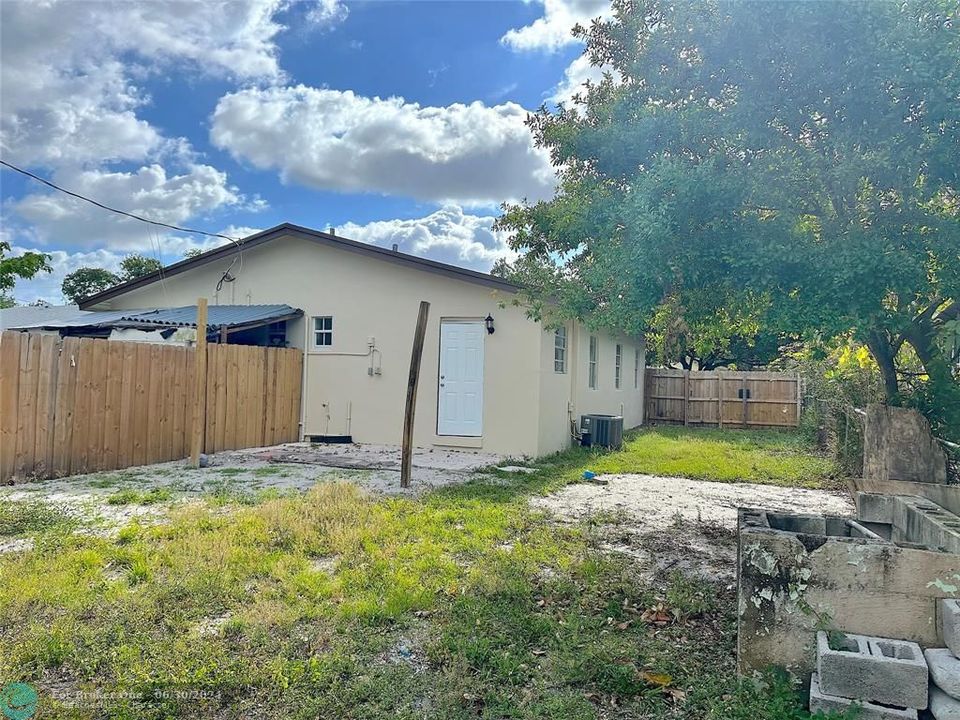 Active With Contract: $1,850 (2 beds, 1 baths, 660 Square Feet)