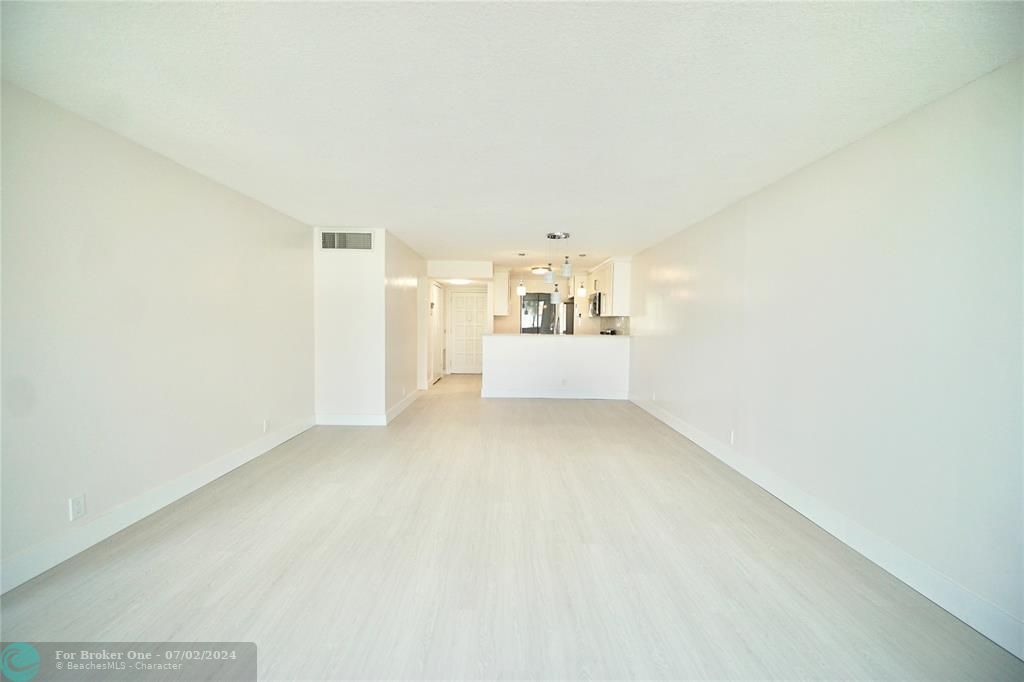 Active With Contract: $1,750 (2 beds, 2 baths, 939 Square Feet)