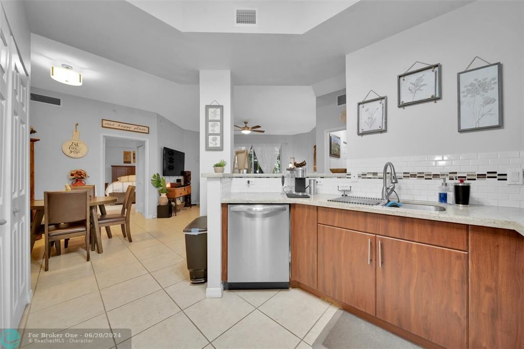 Active With Contract: $365,000 (2 beds, 2 baths, 1169 Square Feet)