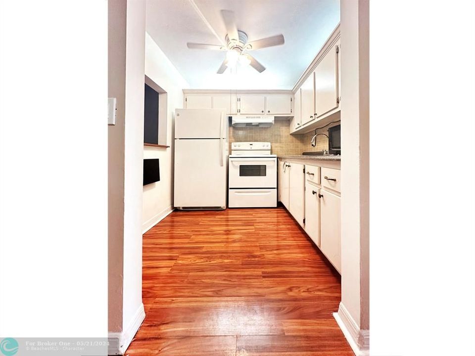 For Sale: $94,900 (1 beds, 1 baths, 593 Square Feet)