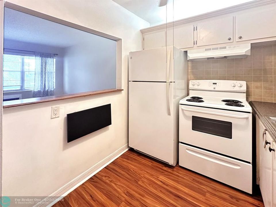 For Sale: $89,900 (1 beds, 1 baths, 593 Square Feet)