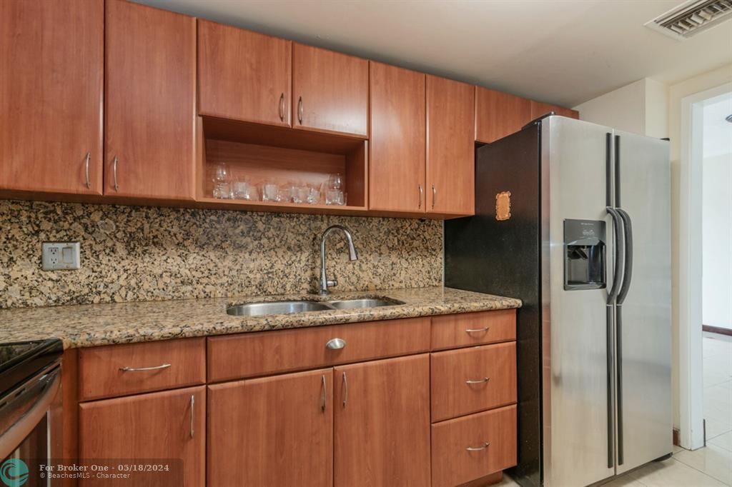 Active With Contract: $259,000 (1 beds, 1 baths, 695 Square Feet)