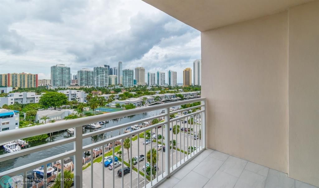 Active With Contract: $259,000 (1 beds, 1 baths, 695 Square Feet)