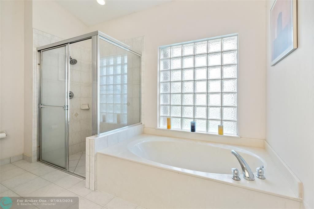 合同活跃: $599,900 (4 贝兹, 2 浴室, 2004 平方英尺)