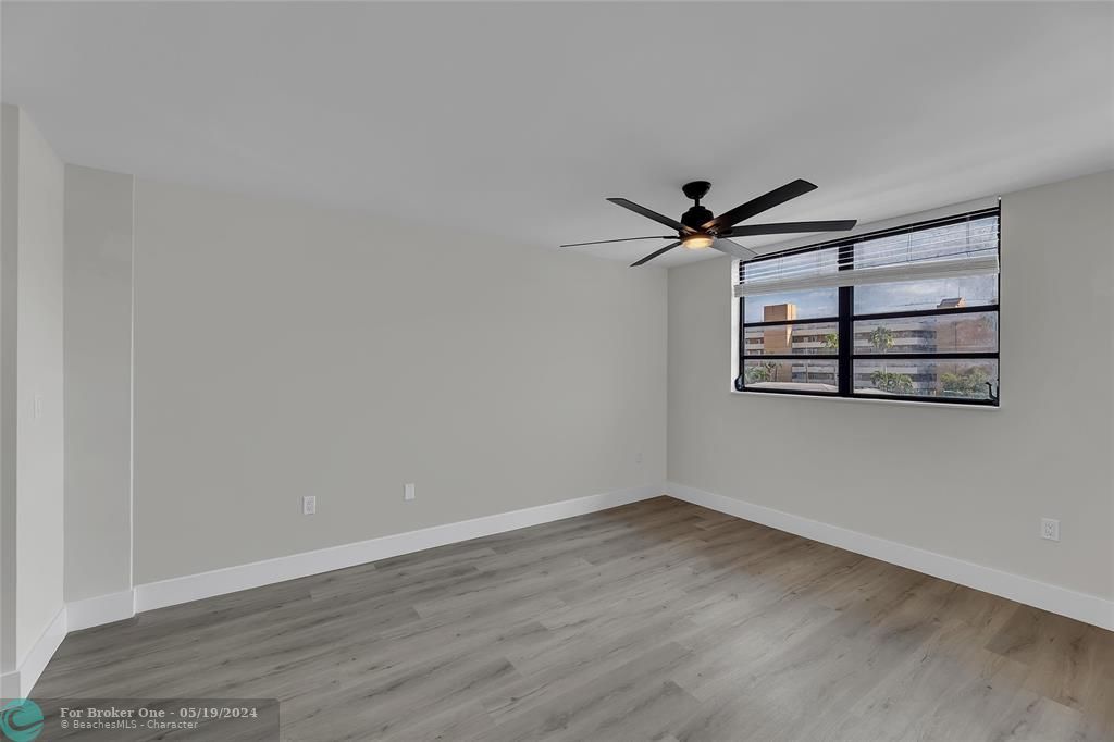 Active With Contract: $258,000 (1 beds, 1 baths, 812 Square Feet)