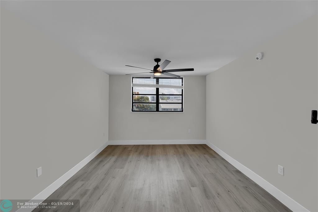 For Sale: $258,000 (1 beds, 1 baths, 812 Square Feet)